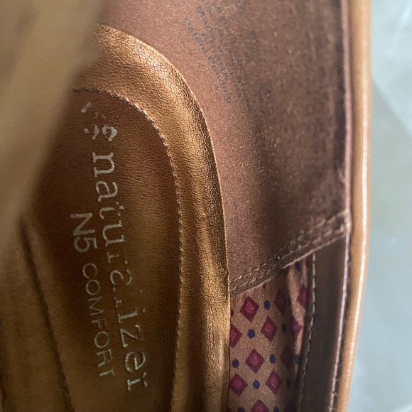Naturalizer’s 2 tone block heels in brown leather. 3.5” heel. - Picture 7 of 7